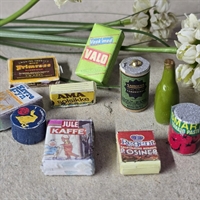 Amo-rosinpakke-Valo-julekaffe-groen-flaske-koebmandsvarer-dukkehus-ting-vintage-legetoej